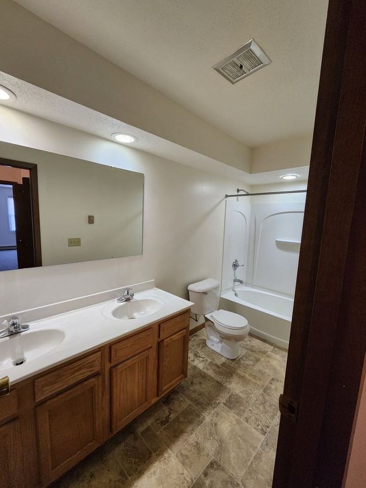 Westmoor Terrace Apartments - Photo 5 of 38