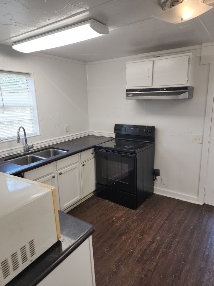 212 Randolph St - Photo 2 of 18