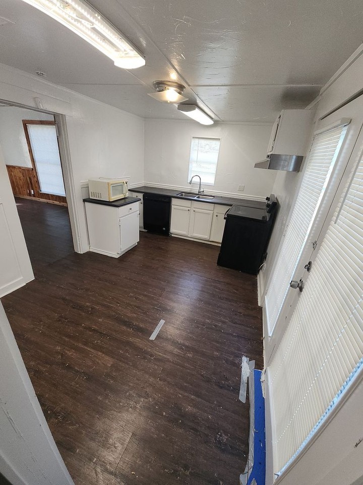 212 Randolph St - Photo 3 of 18