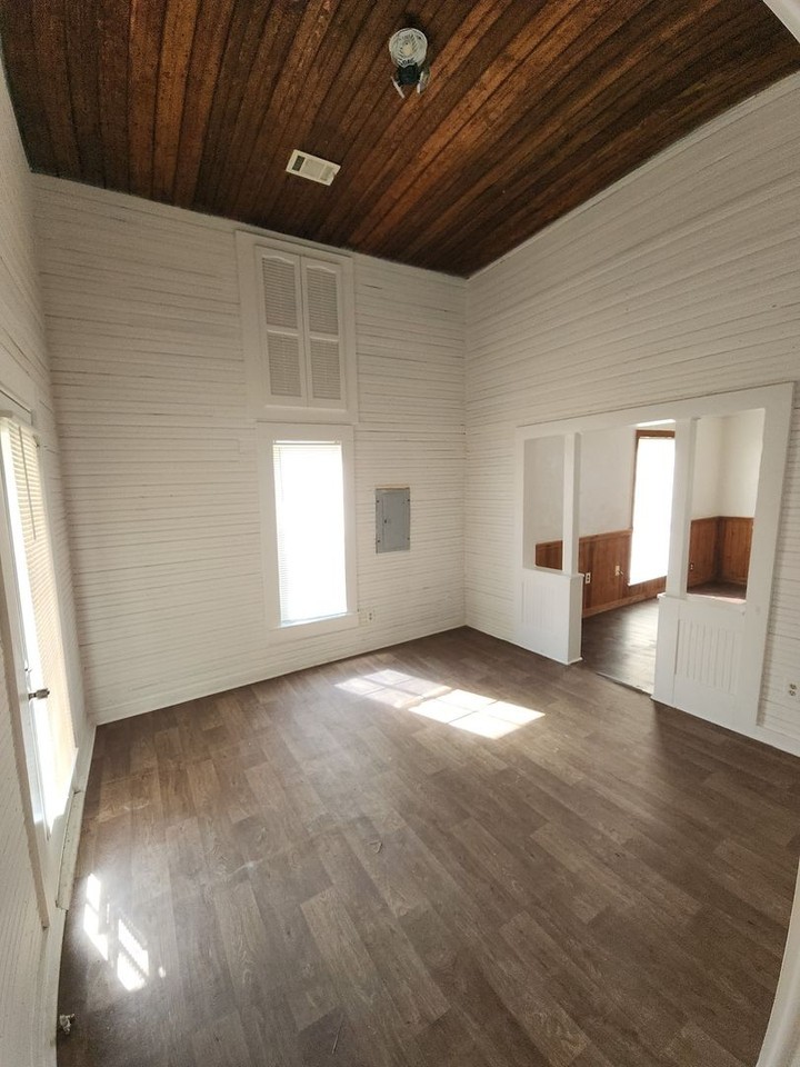 212 Randolph St - Photo 4 of 18