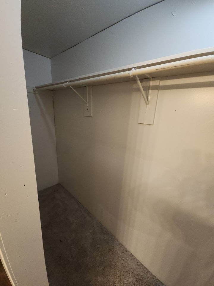 212 Randolph St - Photo 5 of 18