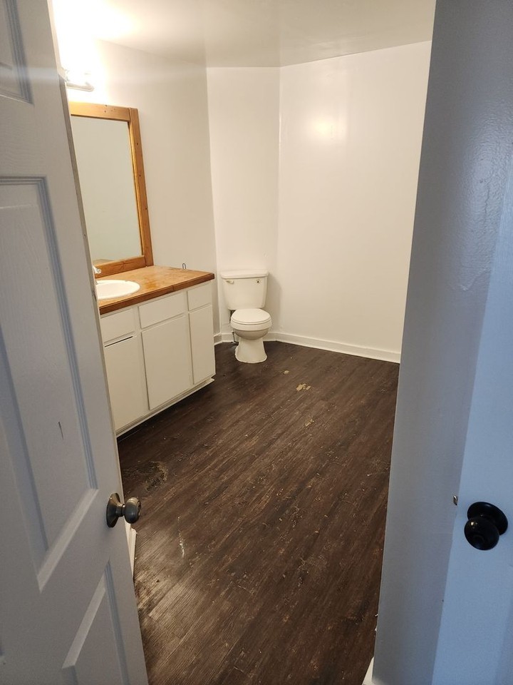 212 Randolph St - Photo 6 of 18
