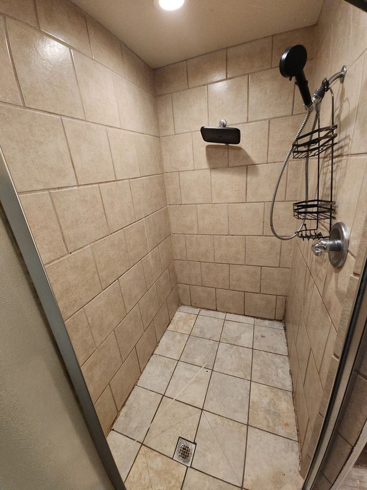 212 Randolph St - Photo 7 of 18