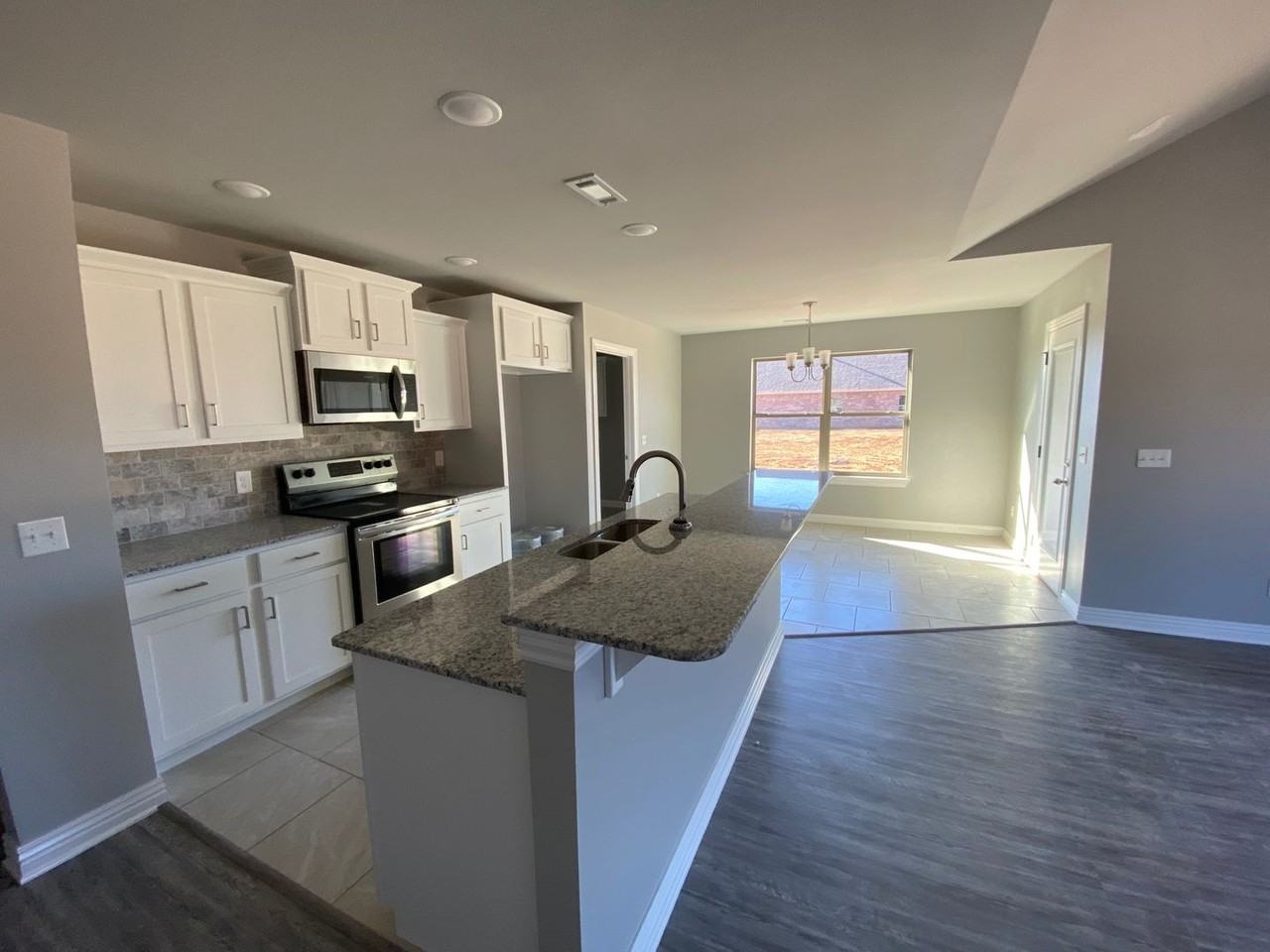 802 Sw Cabriolet St - Photo 2 of 12