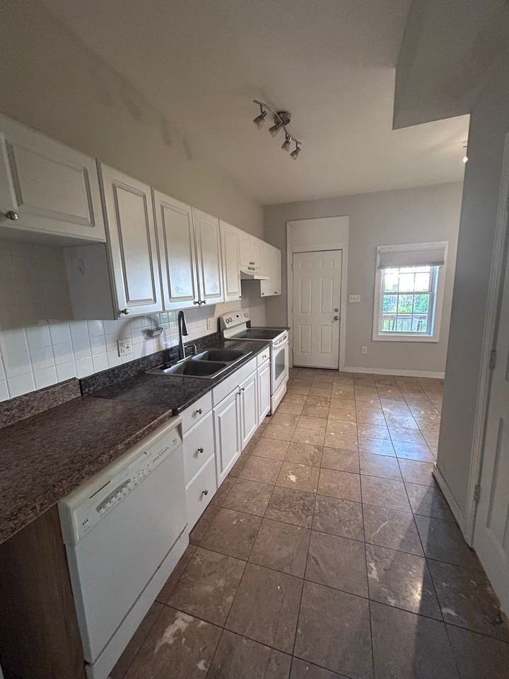 2020 Parkwood Ave - Photo 4 of 15