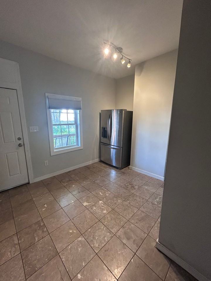 2020 Parkwood Ave - Photo 5 of 15