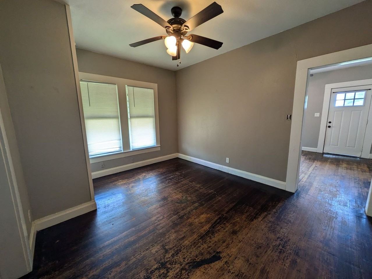 1102 Dallas St - Photo 3 of 12