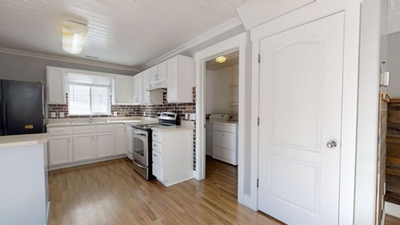 1301 Dunmore Dr - Photo 3 of 22