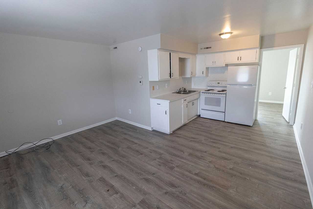 708 W Cunningham Dr #3 - Photo 3 of 12