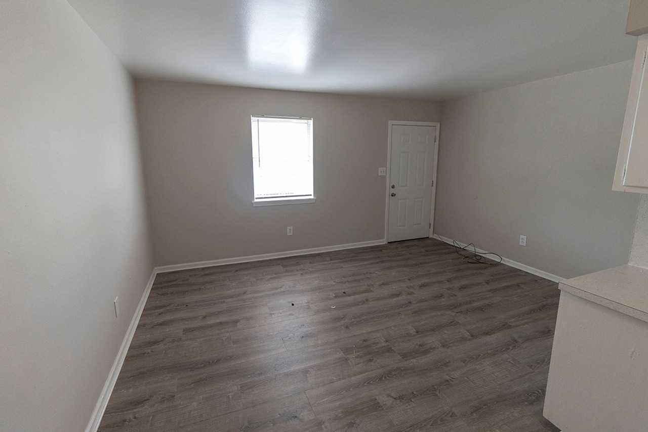 708 W Cunningham Dr #3 - Photo 4 of 12