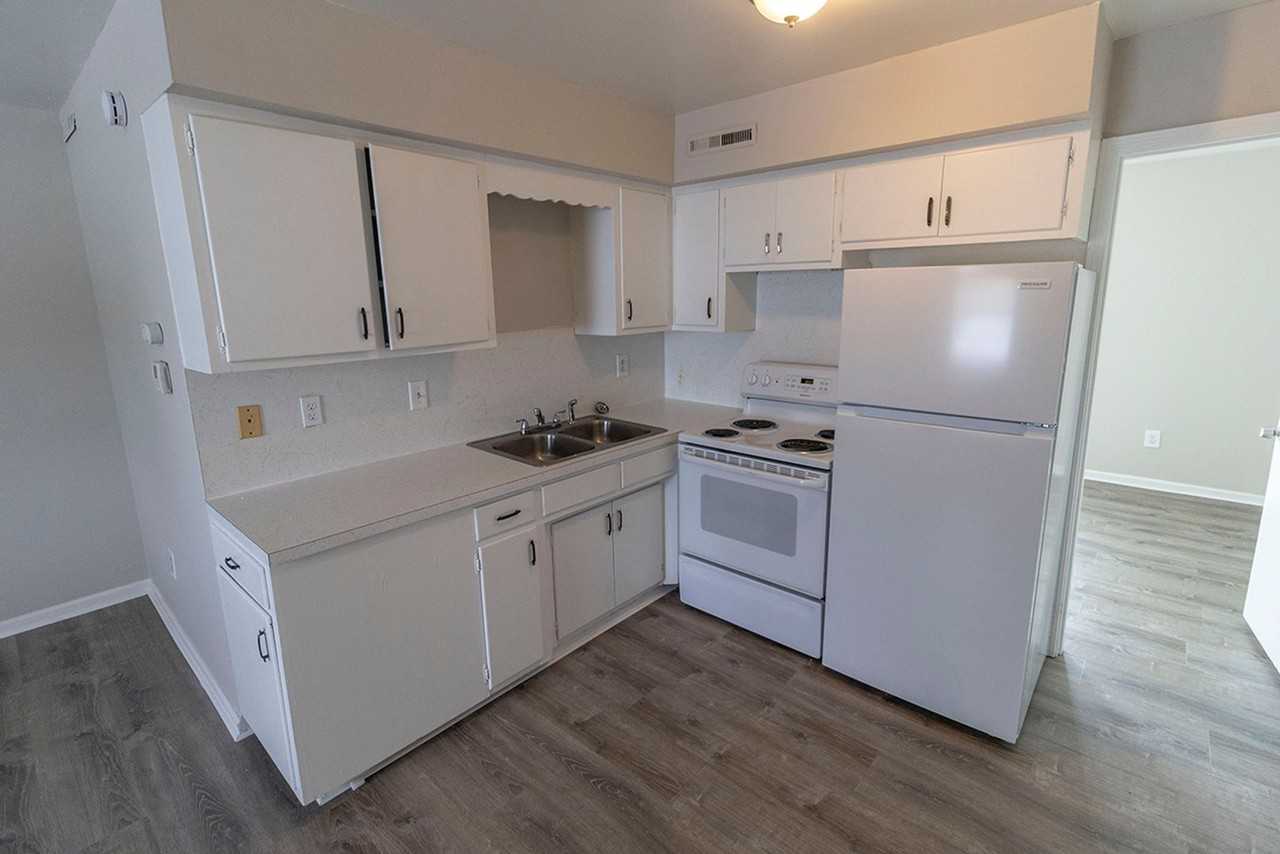 708 W Cunningham Dr #3 - Photo 5 of 12