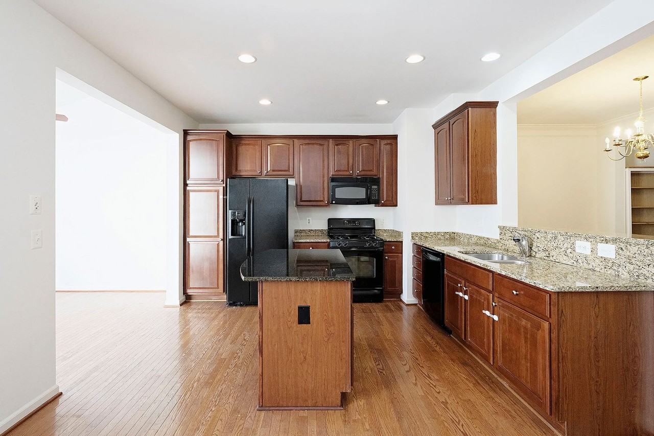 920 Rainier Rd - Photo 2 of 22