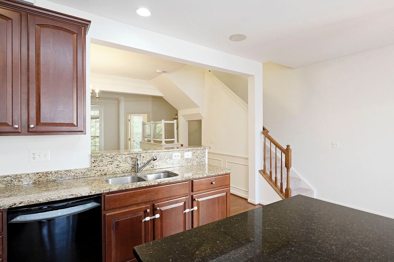 920 Rainier Rd - Photo 3 of 22