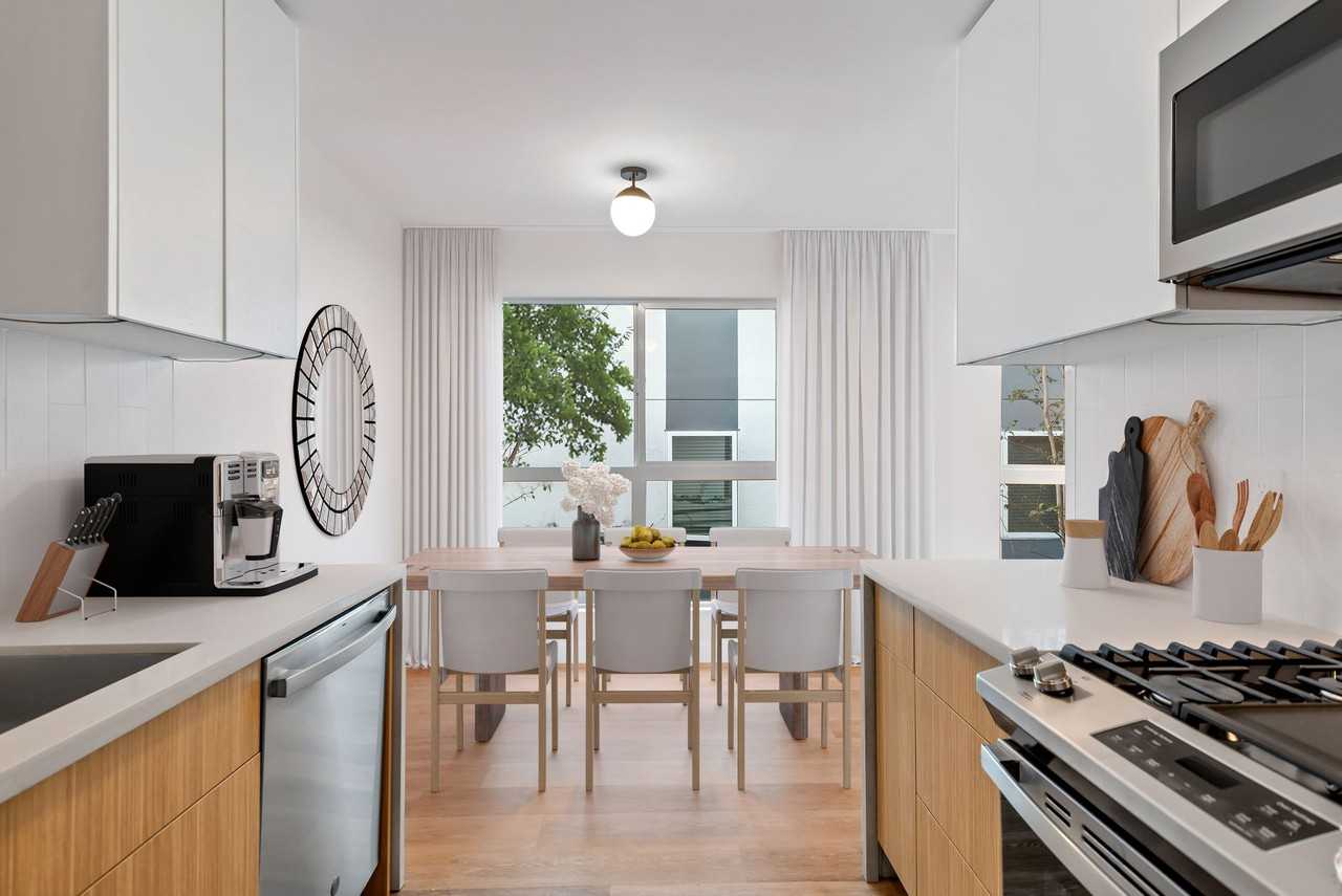 1563 Gordon St - Photo 2 of 4