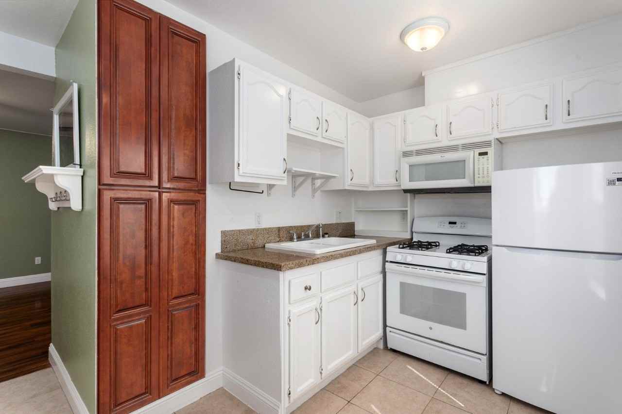 1927 P St #B - Photo 3 of 32