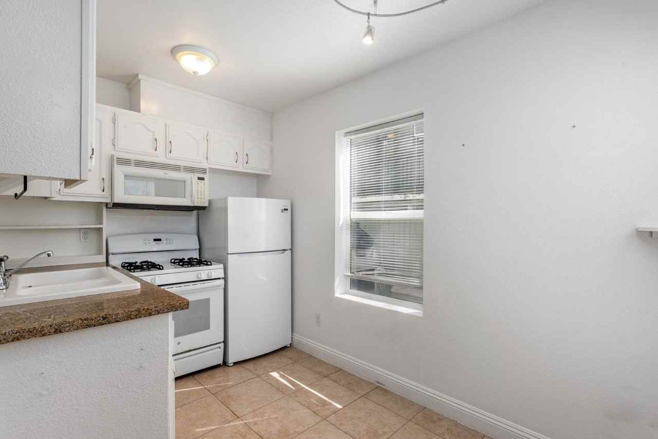 1927 P St #B - Photo 4 of 32