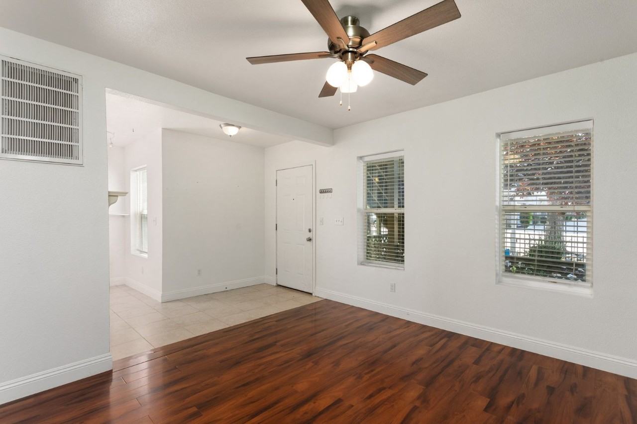 1927 P St #B - Photo 6 of 32