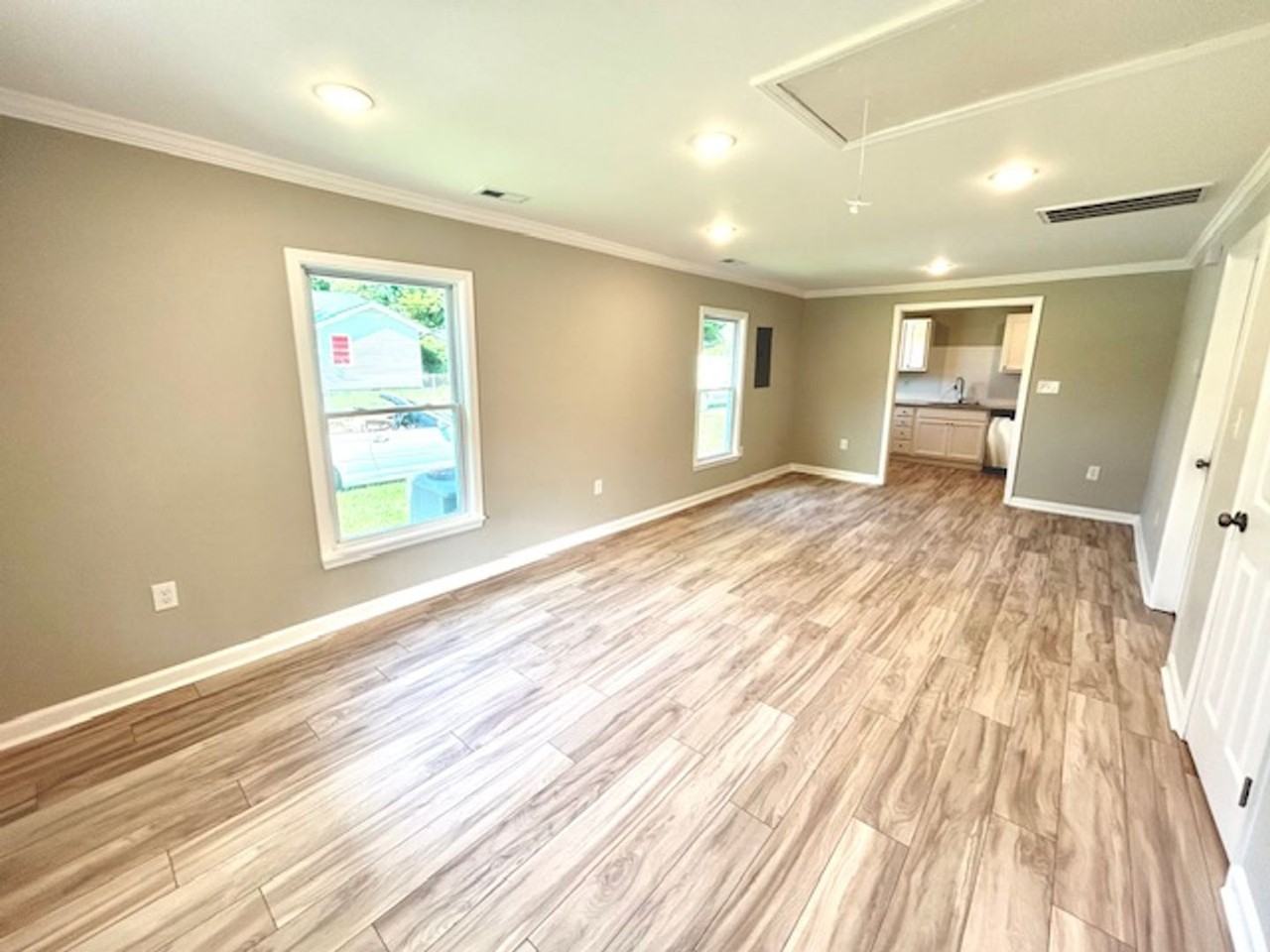 2911 Meridian St N - Photo 7 of 18