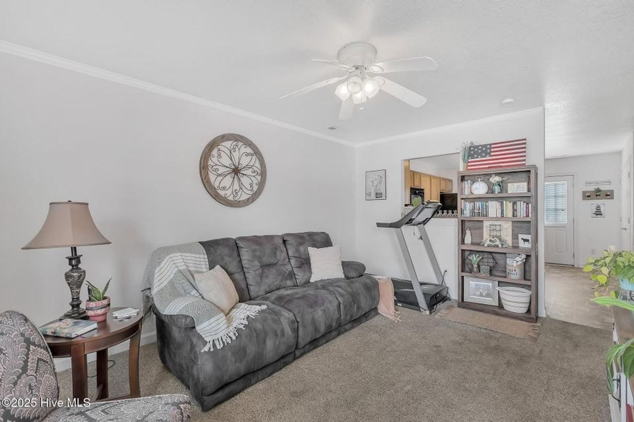 208 Bridgewood Dr - Photo 3 of 16