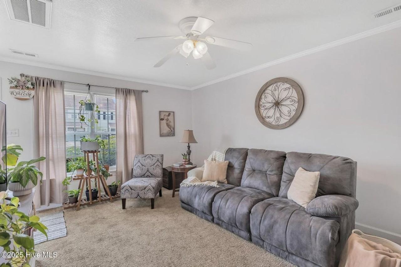 208 Bridgewood Dr - Photo 4 of 16