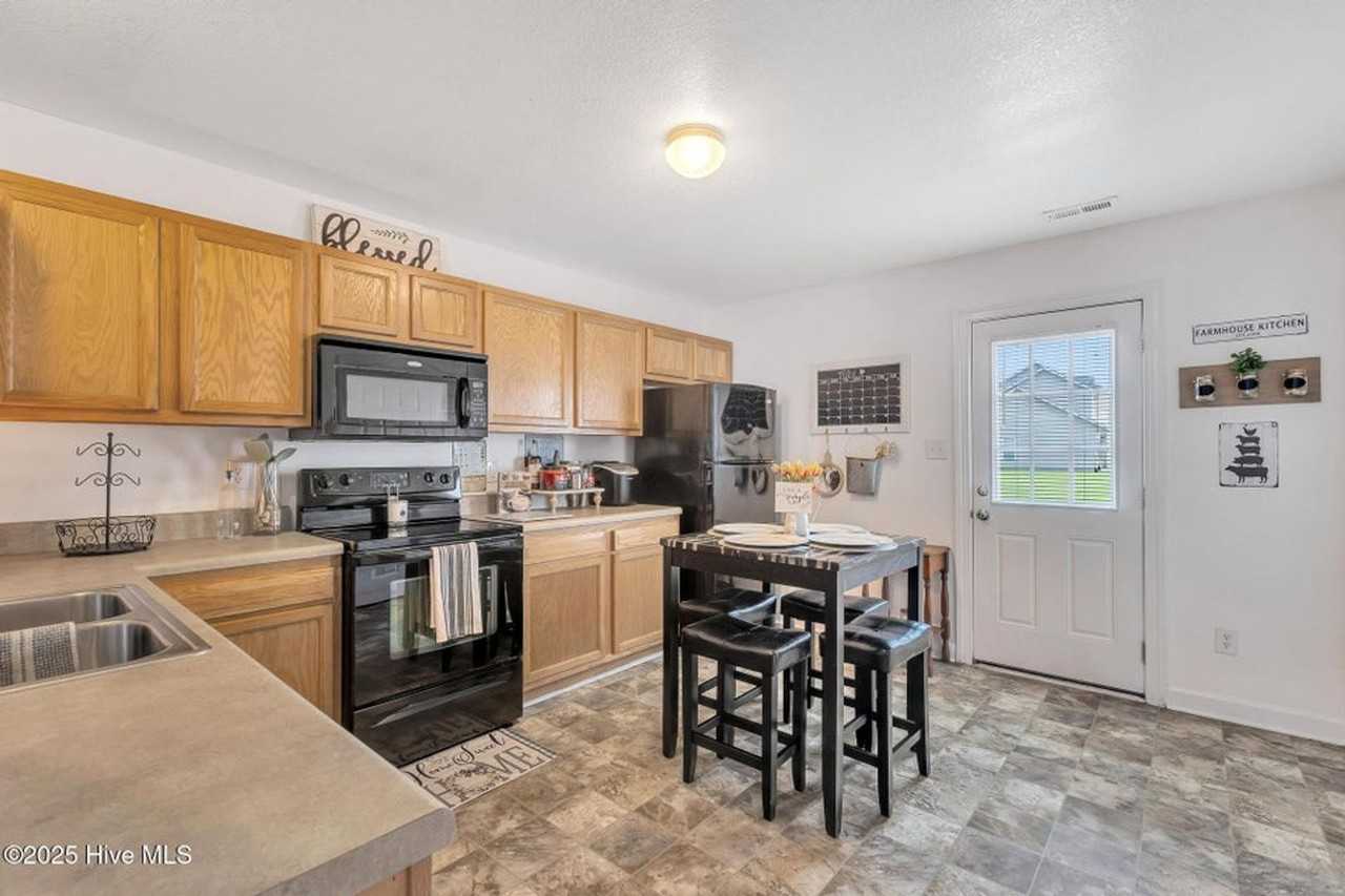 208 Bridgewood Dr - Photo 6 of 16