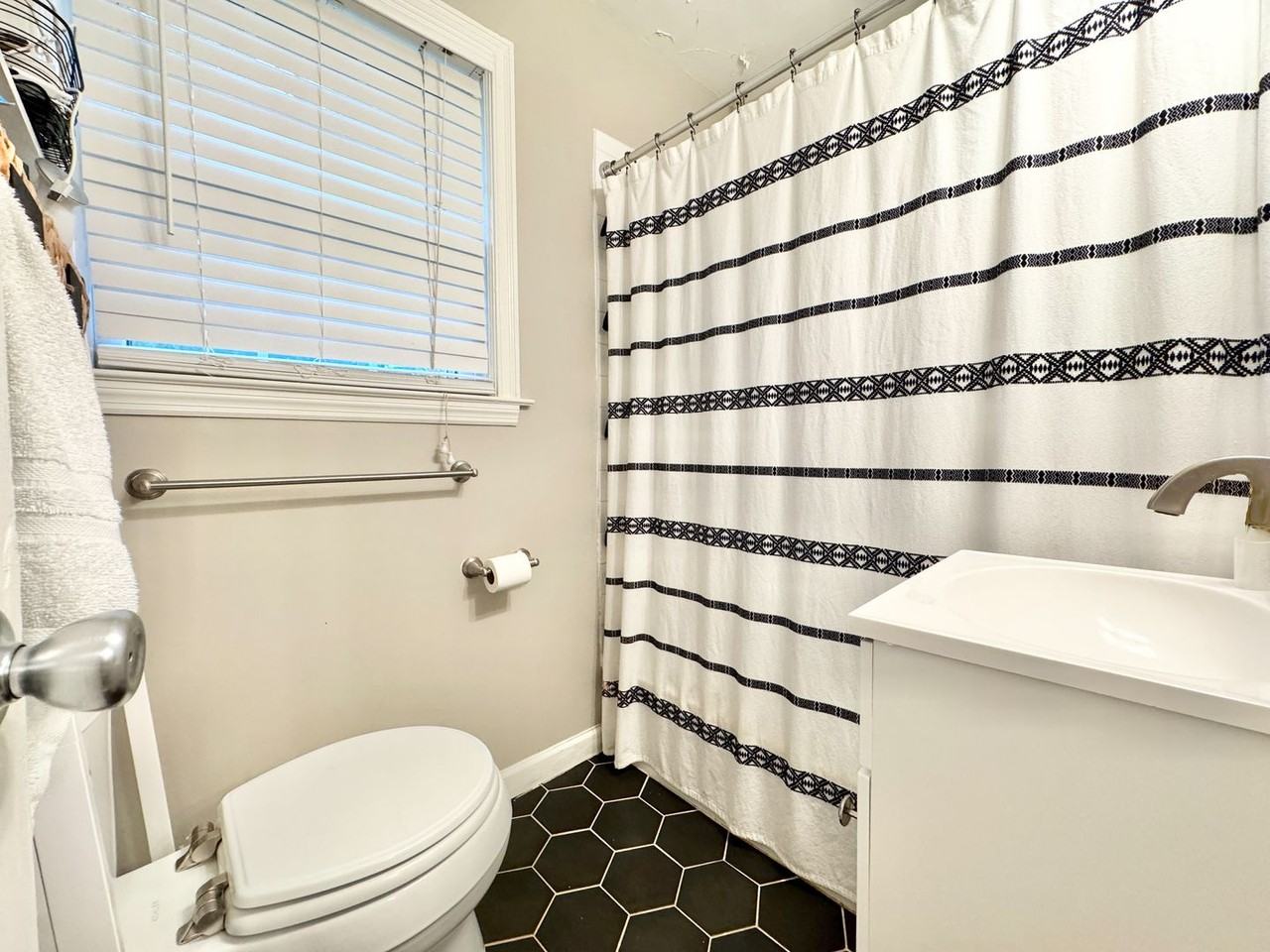 1203 N Elam Ave - Photo 3 of 14