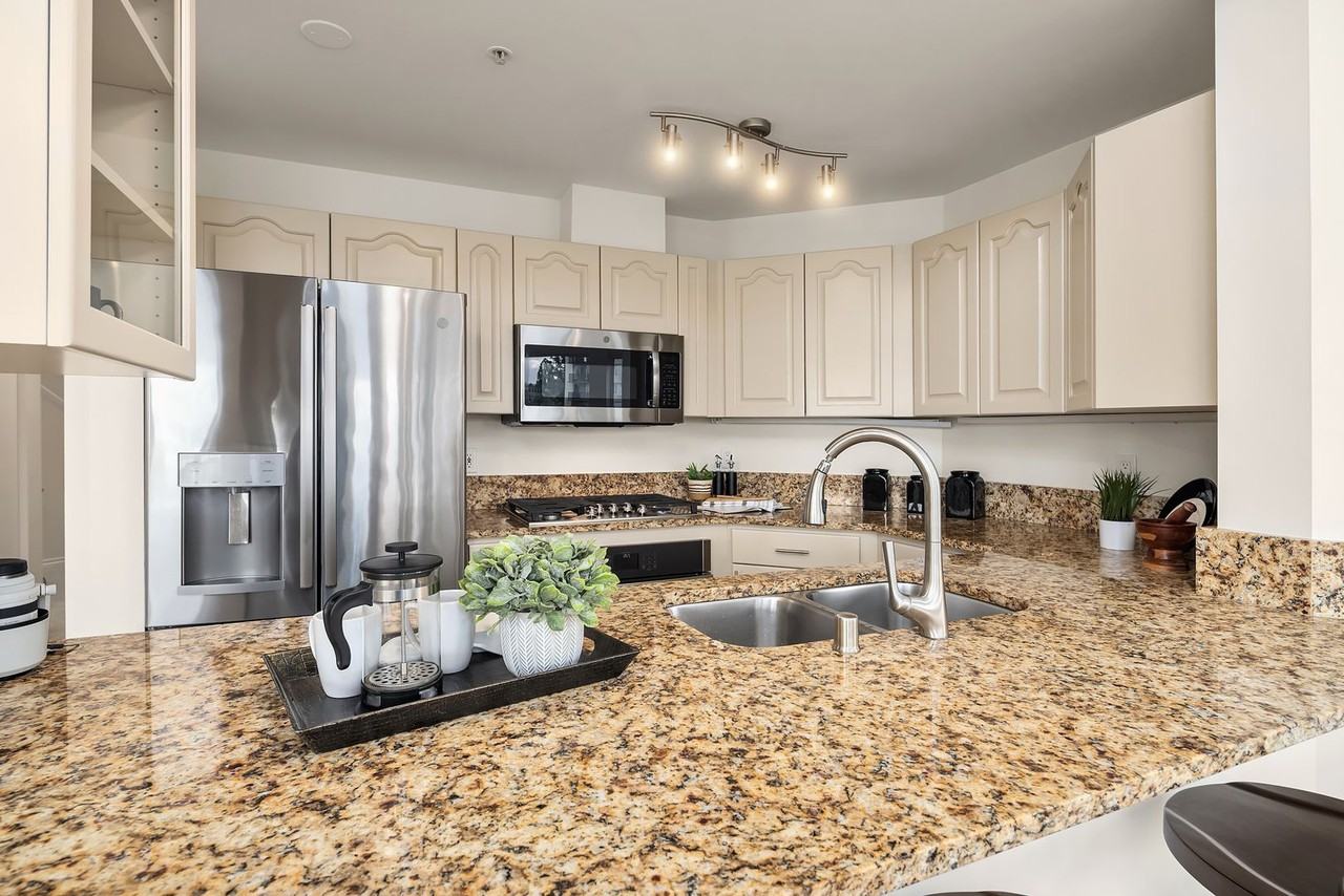 4528 8th Ave Ne #5A - Photo 6 of 27