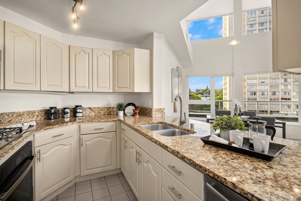 4528 8th Ave Ne #5A - Photo 7 of 27