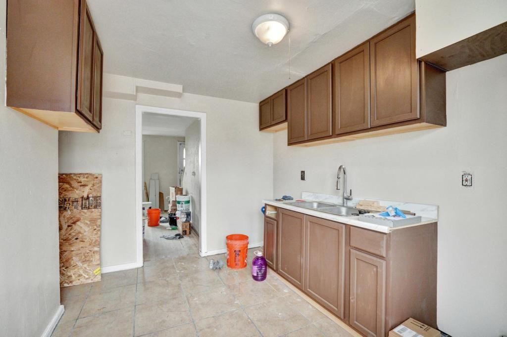 28 Blackmore St - Photo 4 of 7