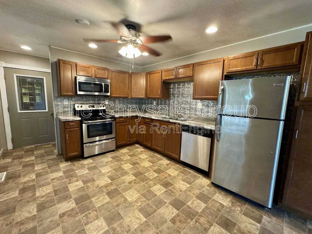 1926 Terrace Dr - Photo 3 of 10