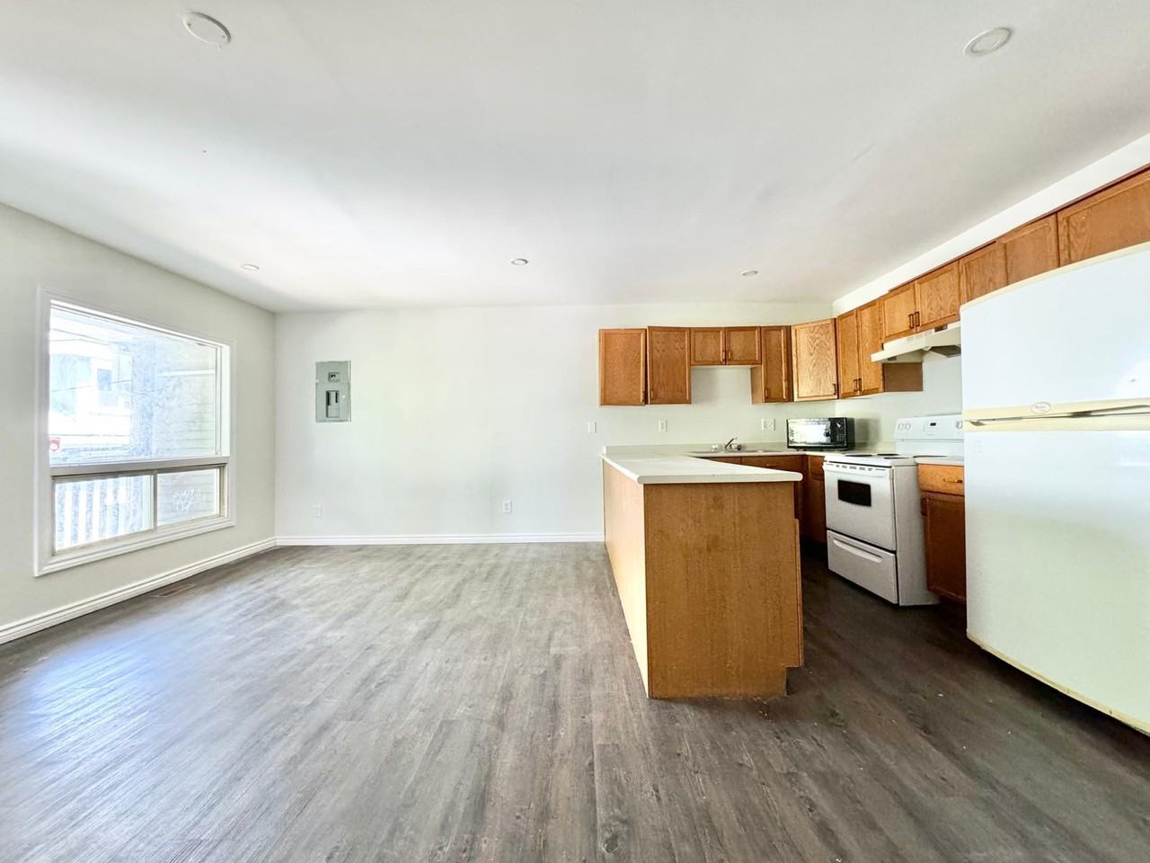 59 Queenston St #B - Photo 6 of 17