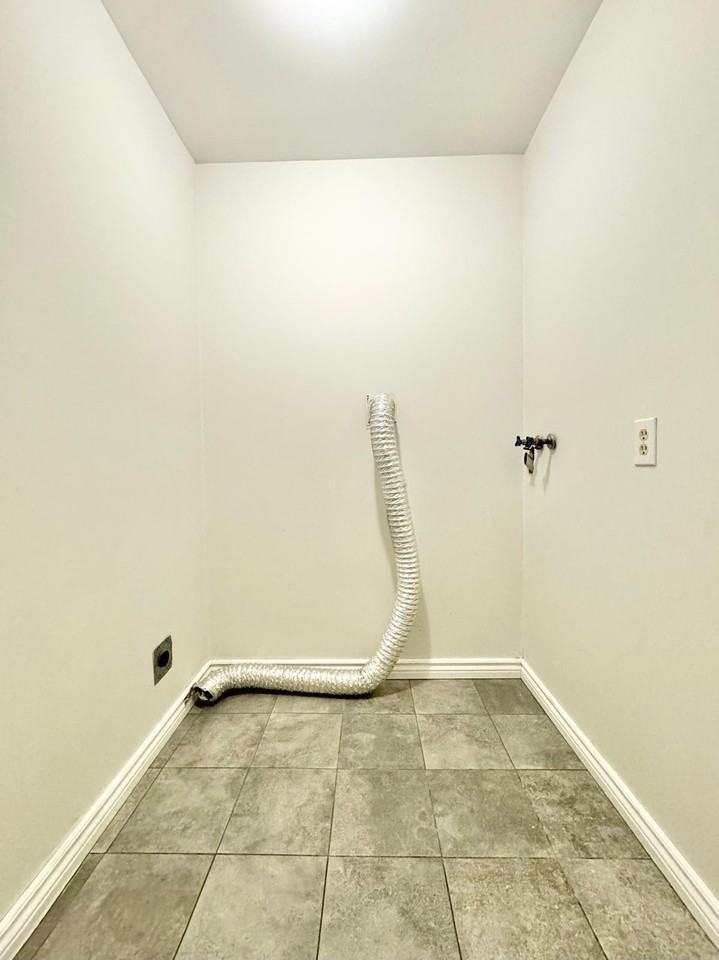 59 Queenston St #B - Photo 6 of 17