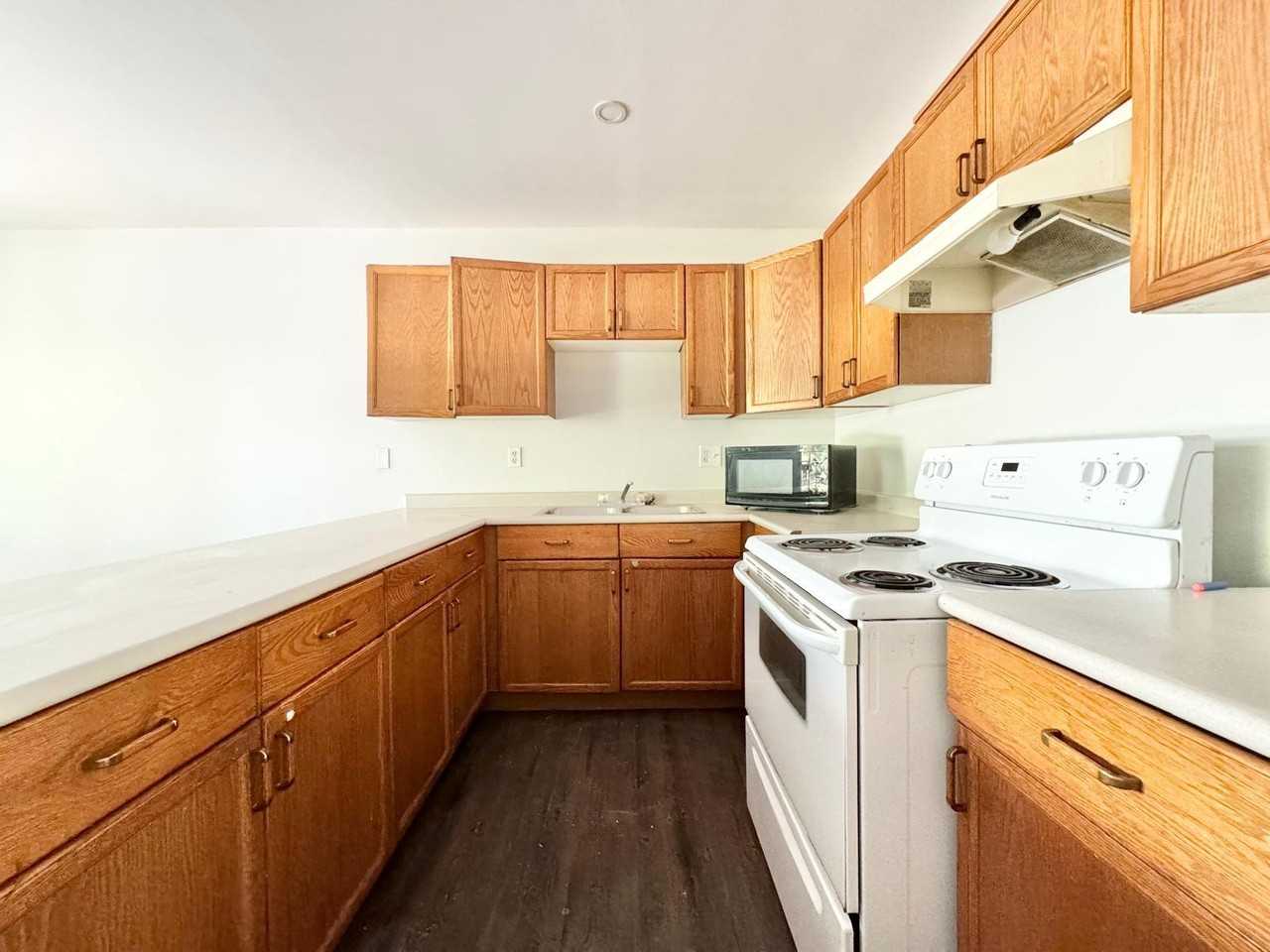 59 Queenston St #B - Photo 5 of 17