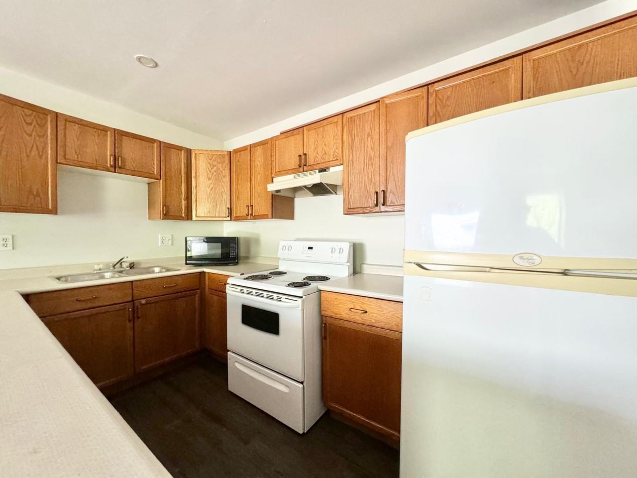 59 Queenston St #B - Photo 6 of 17