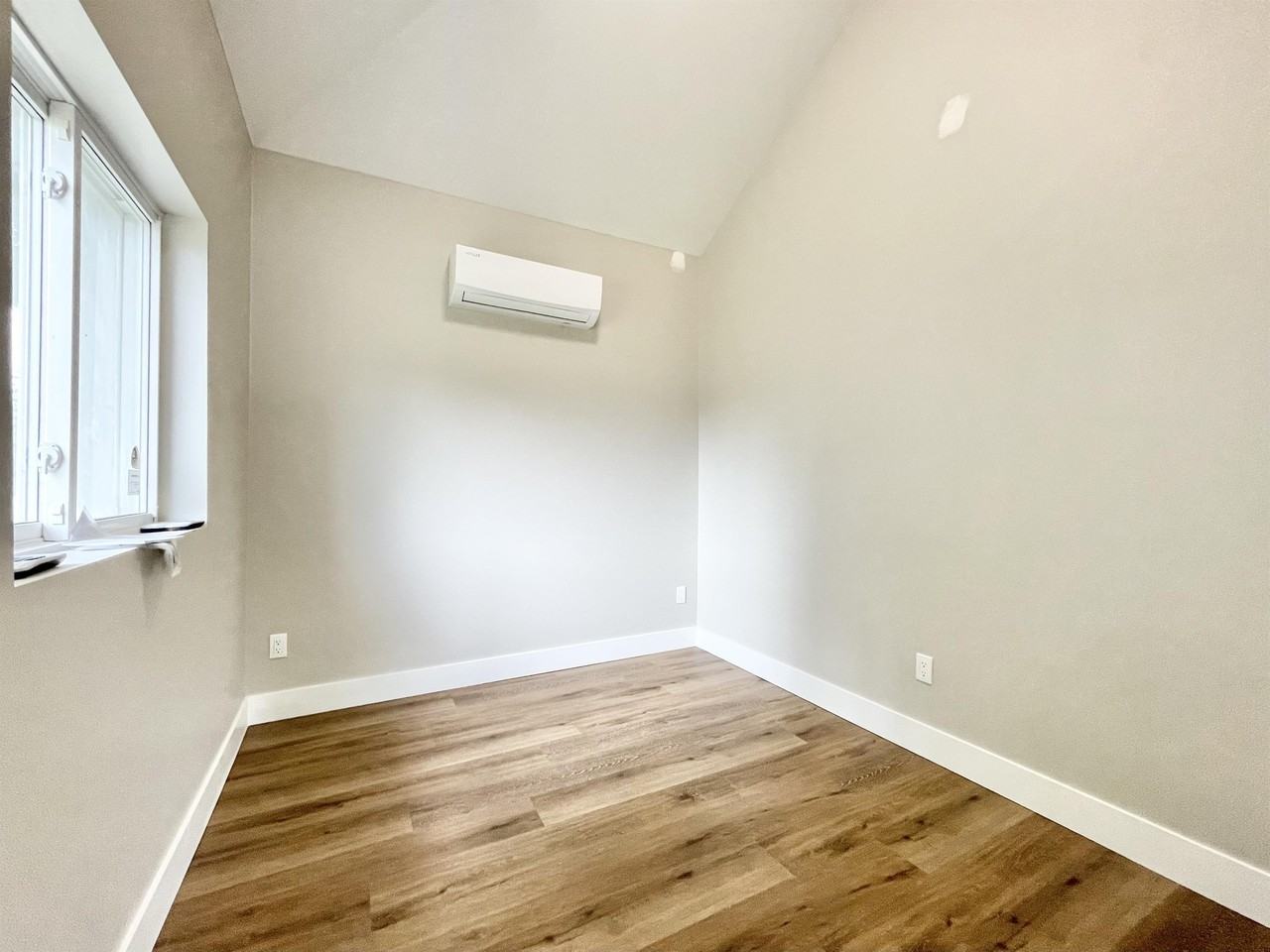 111 Mcalpine Ave S #REAR - Photo 6 of 9