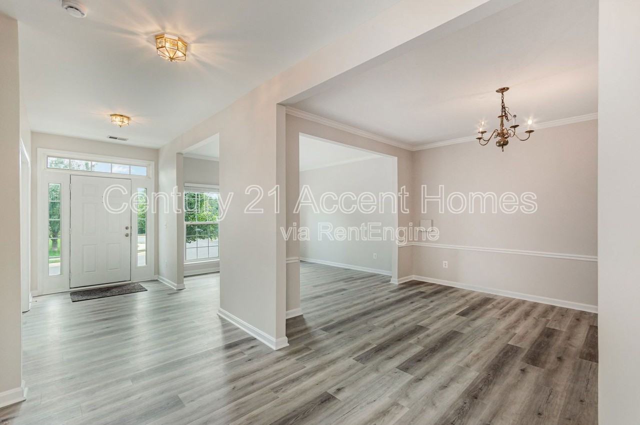 21449 Humbolt Sq - Photo 2 of 36