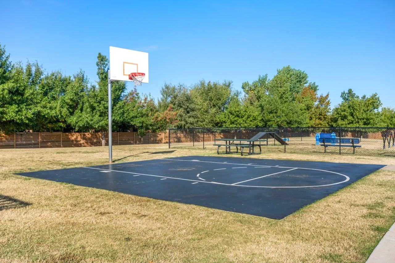 Yukon on 15th - Photo 7 of 14