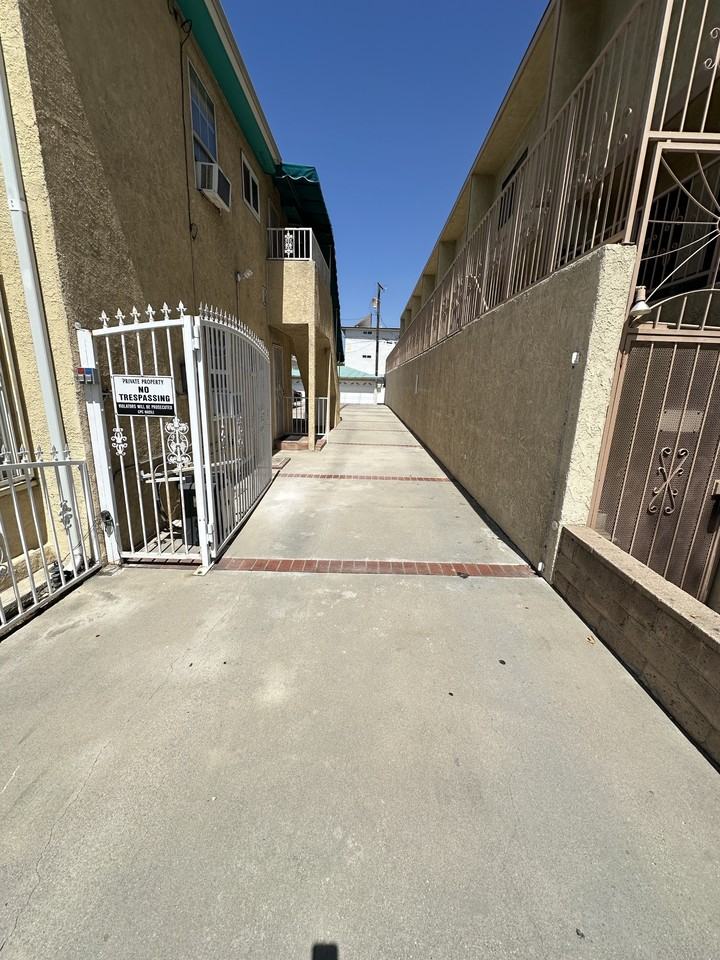 223 E Burbank Blvd #101 - Photo 2 of 31