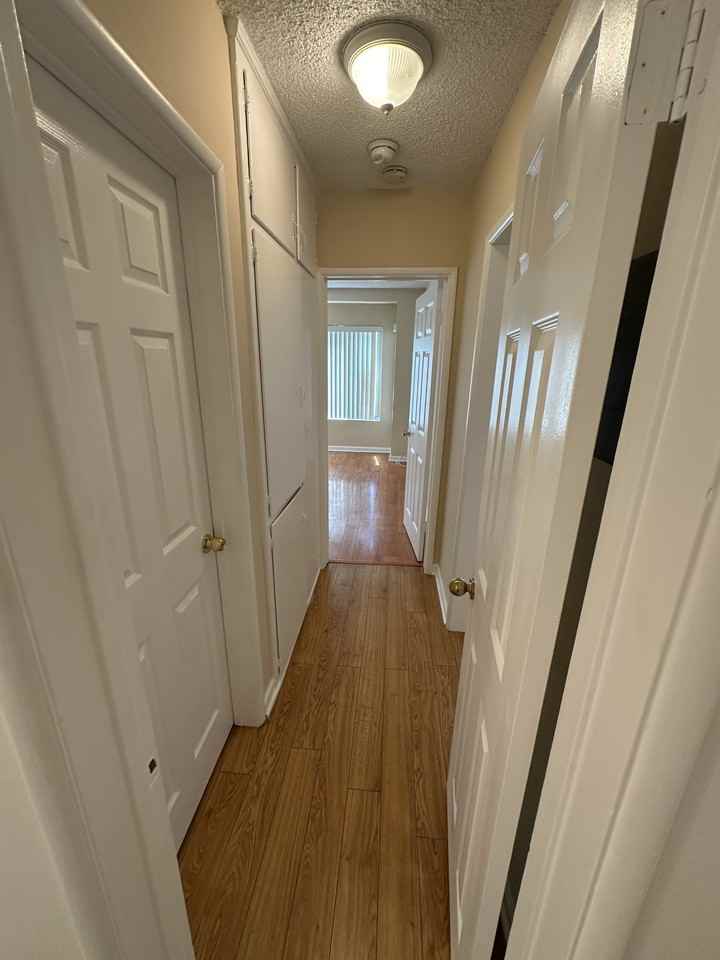 223 E Burbank Blvd #101 - Photo 5 of 31