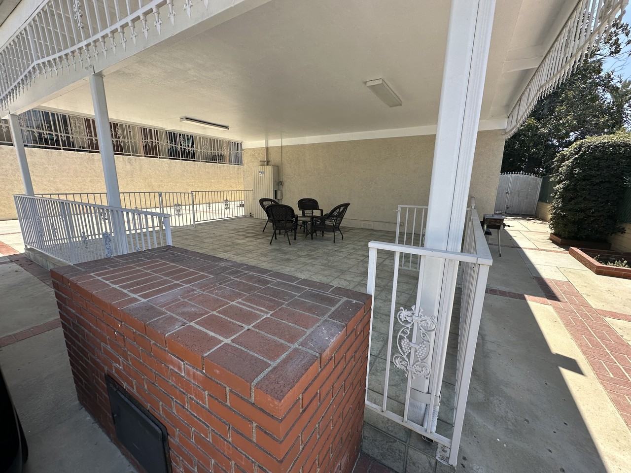 223 E Burbank Blvd #101 - Photo 4 of 31