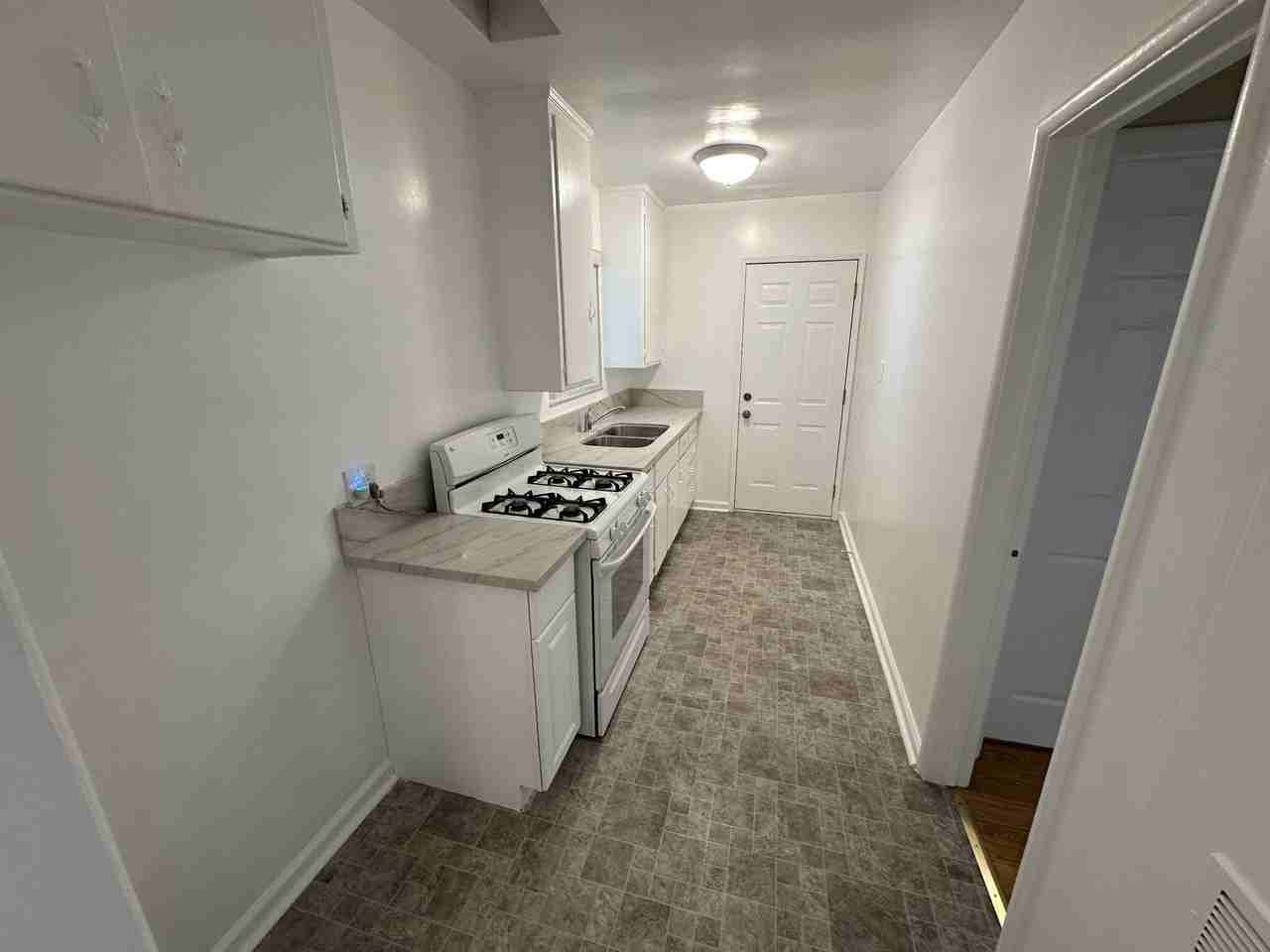 223 E Burbank Blvd #101 - Photo 6 of 31