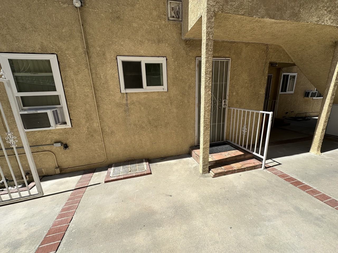 223 E Burbank Blvd #101 - Photo 3 of 31