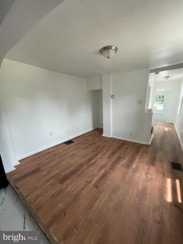 2411 Wayne Ave - Photo 3 of 11