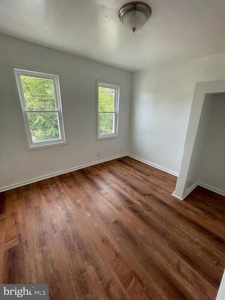 2411 Wayne Ave - Photo 2 of 11