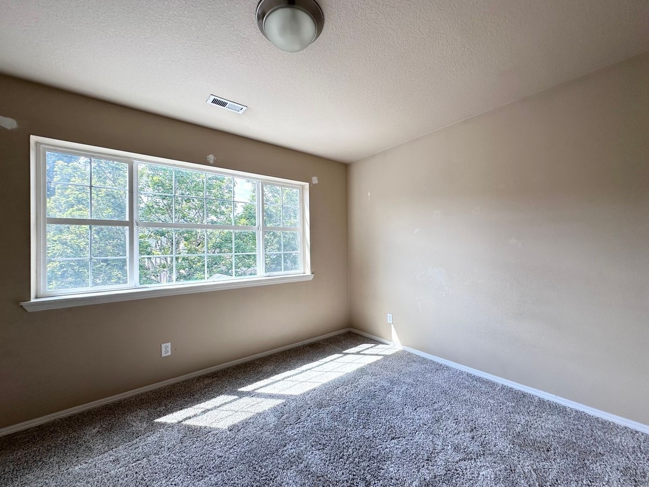 2472 Nw Rogue Valley Ter - Photo 7 of 46