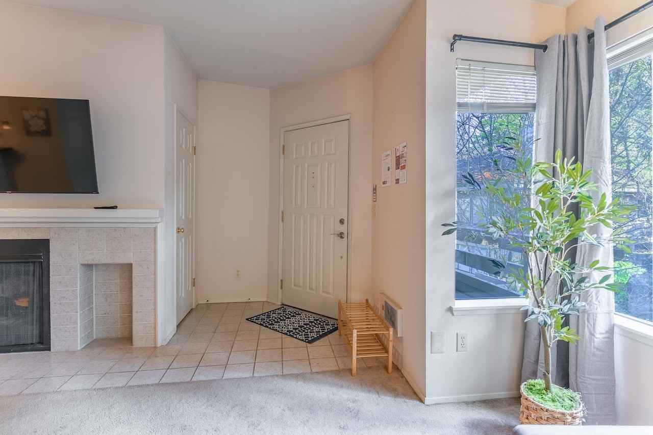 1326 Bellevue Way Ne #6 - Photo 6 of 43