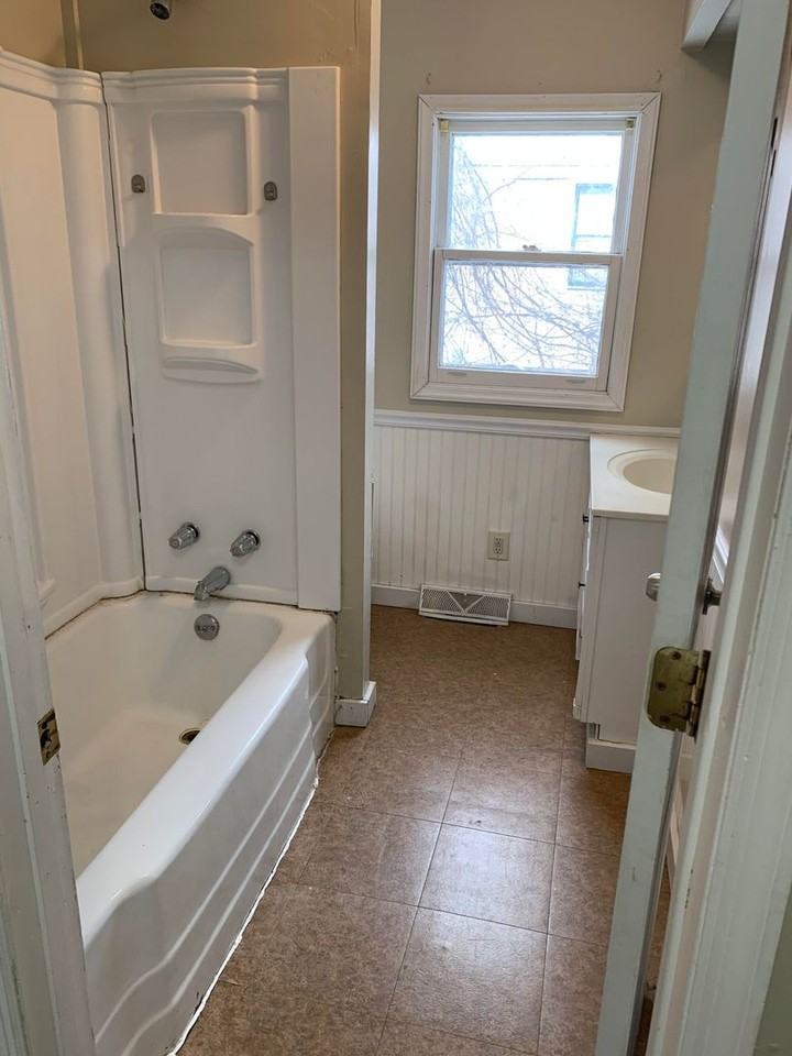 527 W 21st St - Photo 4 of 8