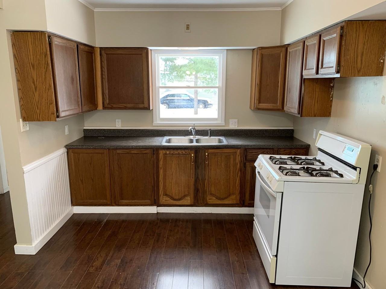 527 W 21st St - Photo 7 of 8