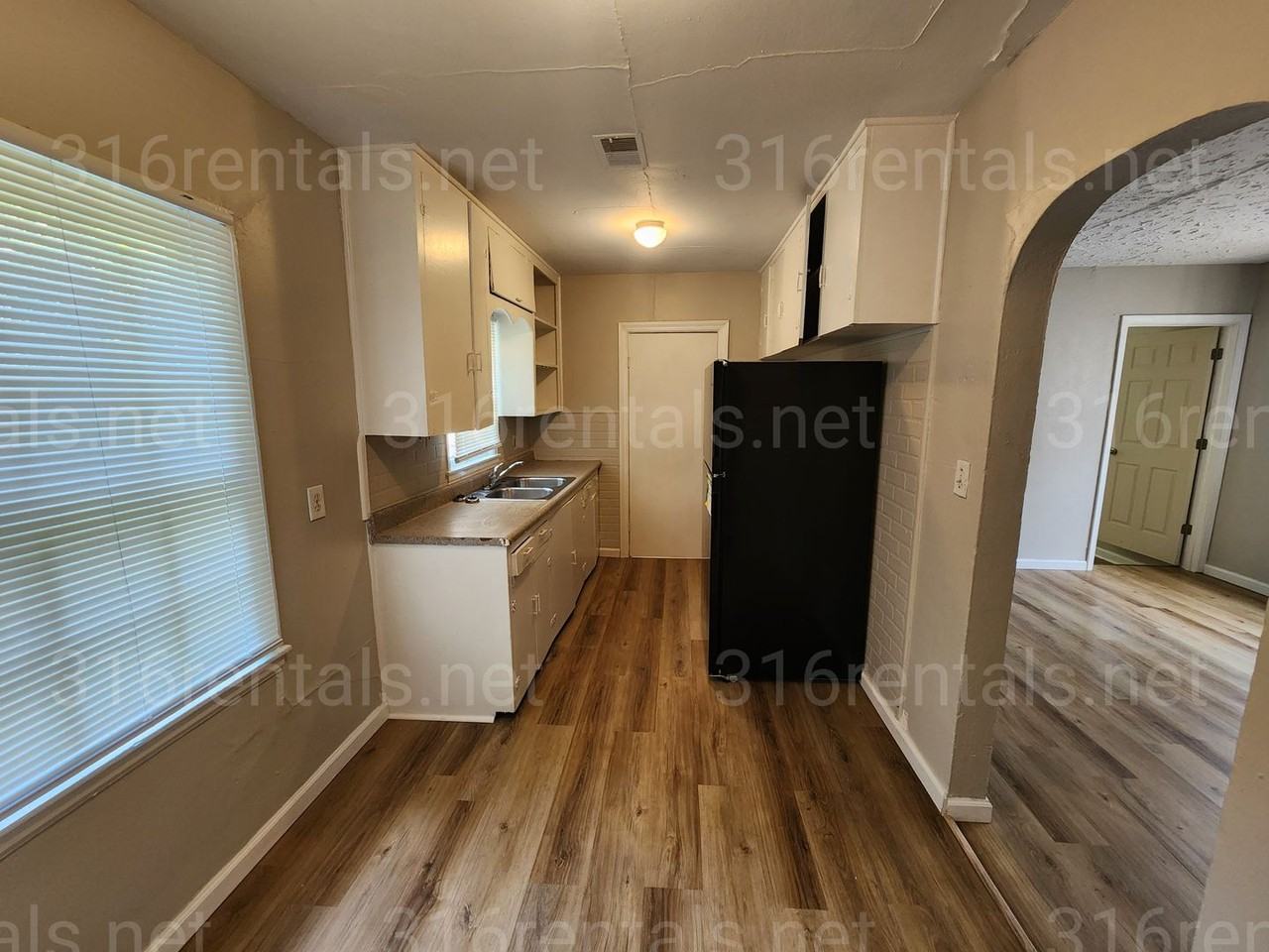 1511 N Erie Ave - Photo 2 of 8