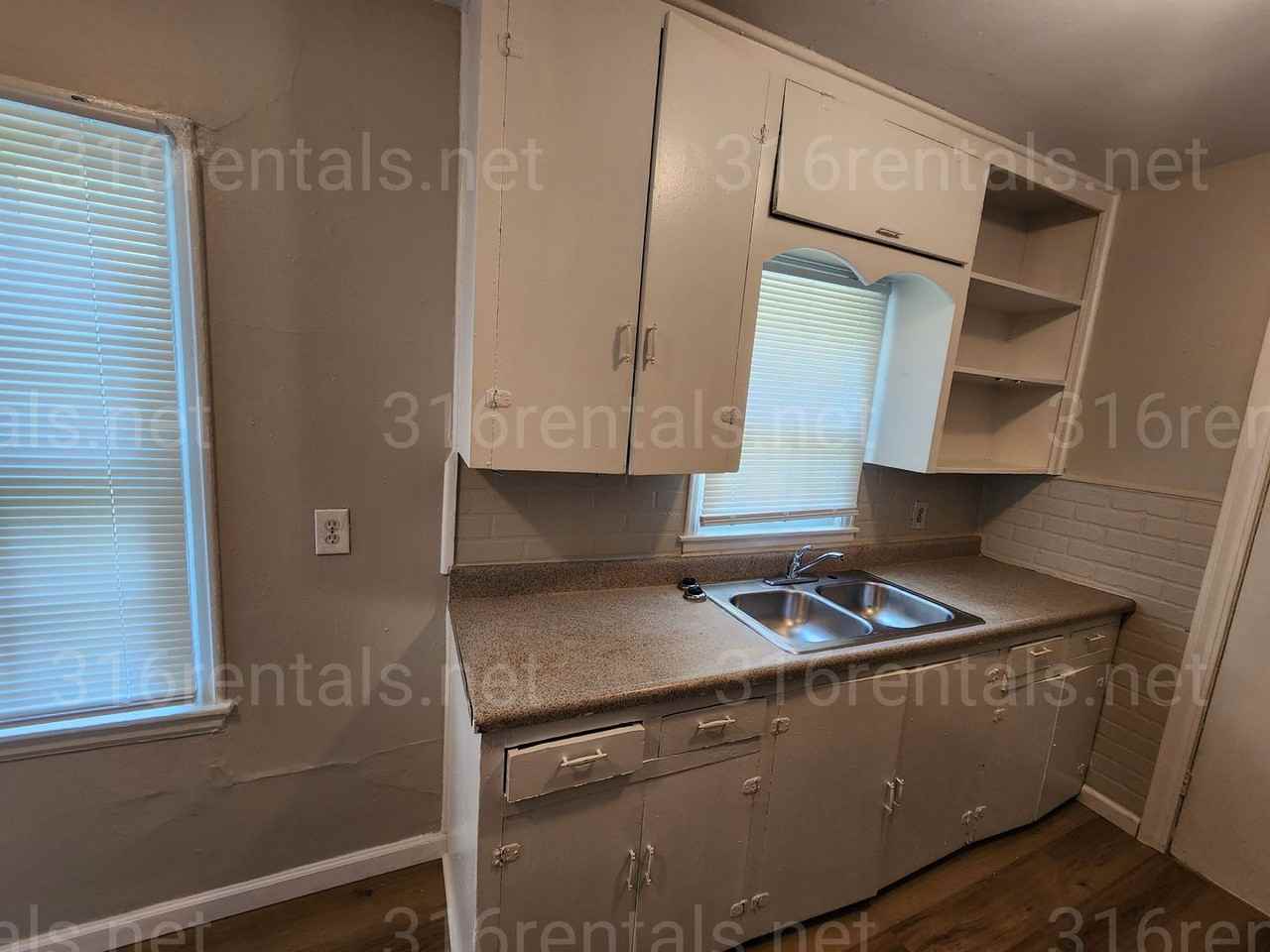1511 N Erie Ave - Photo 3 of 8